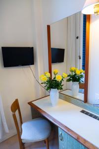 A television and/or entertainment centre at Hotel Villa Tiziana