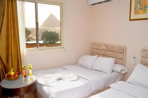 Rúm í herbergi á Nun Pyramids Hotel