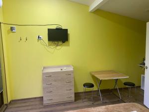 Televiisor ja/või meelelahutuskeskus majutusasutuses Hotel studio deluxe Sauna