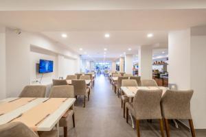 TV a/nebo společenská místnost v ubytování Viking Beach Hotel & Spa