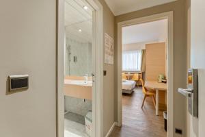 una camera da letto e un bagno con lavandino di Sleep & Go Brussels South a Waterloo