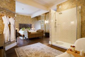 un bagno con doccia e una camera da letto di The White Buck a Burley Altre 37 foto