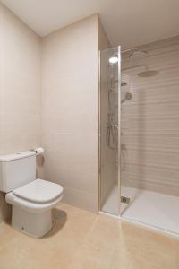 um banheiro com vaso sanitário e chuveiro em Gran Atico con terraza em Vigo mais 27 fotografias