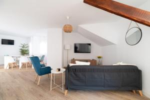 um quarto com uma cama e uma sala de jantar em Gran Atico con terraza em Vigo