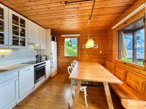 Køkken eller tekøkken på Chalet Ardoise - Nature Paradise - Swiss Alps