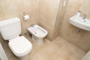 a bathroom with a toilet and a sink at Belgrano amplio luminoso, cochera, WiFi, cerca River y Subte, 308 in Buenos Aires +24 photos