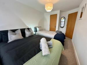 Postel nebo postele na pokoji v ubytování 2br city side apartment