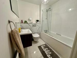 Koupelna v ubytování 2br city side apartment + 15 fotografií