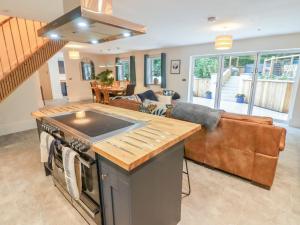 cocina con fogones y sala de estar. en The Grove, en Haverfordwest