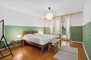 a bedroom with a large bed and green walls at Beautiful Boutique Apartment DRAHTZUG8 in Zürich