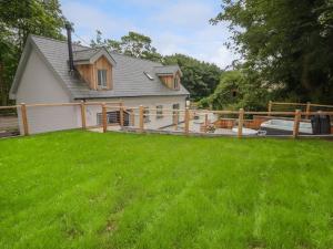 un patio trasero con una valla y una casa en The Grove, en Haverfordwest