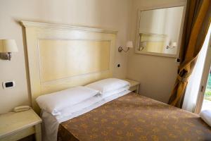 A bed or beds in a room at Hotel Villa Tiziana