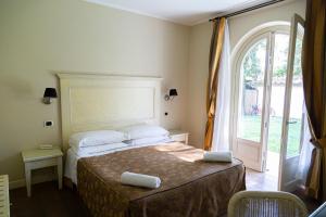 A bed or beds in a room at Hotel Villa Tiziana