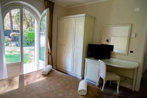 A television and/or entertainment centre at Hotel Villa Tiziana