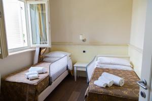 A bed or beds in a room at Hotel Villa Tiziana