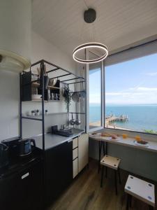 PublierにあるStudio Belleriveの海の大きな景色を望むキッチン