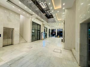 an empty lobby with white marble floors and ceilings at Diamond apartments, شقق الماس الحديثة- حي القادسية اليرموك in Baghdad