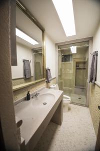 a bathroom with a sink and a toilet and a mirror at Descubre el lujo en el alma de San Miguel Allende in San Miguel de Allende +25 photos