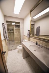 a bathroom with a sink and a toilet and a mirror at Descubre el lujo en el alma de San Miguel Allende in San Miguel de Allende