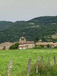 a field of green grass with buildings in the background at La Perline, Maison individuelle - 4 à 6 personnes in Le Crestet