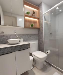 Ένα μπάνιο στο Requinte e Conforto a Beira Mar - by TRH Home Stay