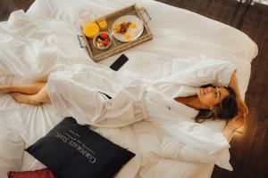Katil atau katil-katil dalam bilik di Hendrix Luxury Apartments by Corporate Stays