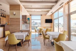 TV tai viihdekeskus majoituspaikassa Lux Hotel M