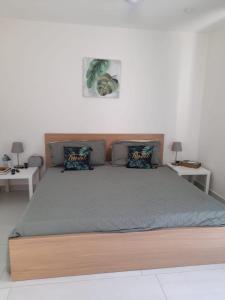 una camera da letto con un letto grande con due tavoli di villa paradise caribbean piscina privata 8 letti a Sosúa