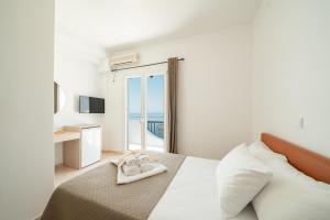 Postel nebo postele na pokoji v ubytování Andros Seaview Hotel