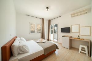 Postel nebo postele na pokoji v ubytování Andros Seaview Hotel