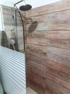 bagno con doccia e parete in legno di Sosua Villa Retreat - Calle Pedro Clisante a Sosúa