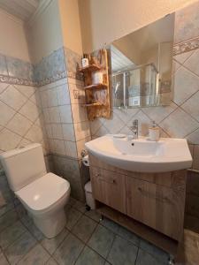 Et badeværelse på Kohyli Beachfront House + 39 billeder