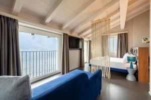ColonnoにあるVilla Clementina Boutique Hotelのベッドルーム1室(ベッド1台、大きな窓付) +37枚の写真