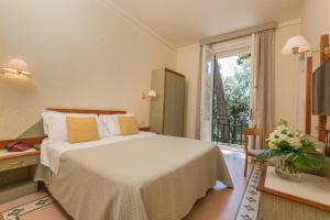 A bed or beds in a room at Hotel Villa Tiziana