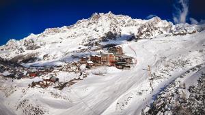 un rifugio da sci su una montagna innevata con una località di La Cresta Chalet a Breuil-Cervinia
