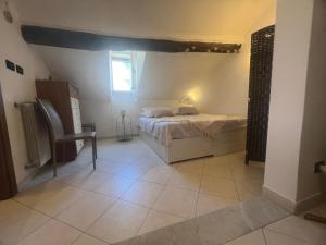Un dormitorio con una cama y una silla en una habitación. en Casa l'Alchimia by Holiday World, en Génova