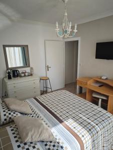 TV a/nebo společenská místnost v ubytování Chambre dans villa avec SDB WC et piscine privée