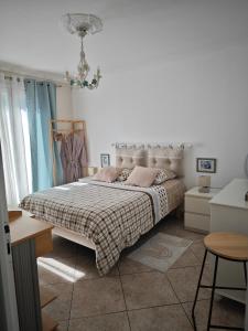 Postel nebo postele na pokoji v ubytování Chambre dans villa avec SDB WC et piscine privée