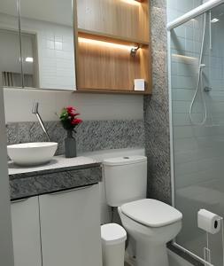 un baño con inodoro y lavabo en Rio Park Av, Sea View One - by TRH Home Stay, en Recife