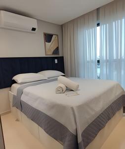 Un dormitorio con una cama grande con toallas. en Rio Park Av, Sea View One - by TRH Home Stay, en Recife 21 fotos más