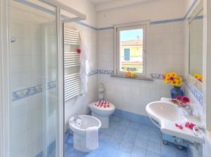 ポルト・レカナーティにあるResidence I Giardini Del Coneroのバスルーム(トイレ、洗面台、シャワー付)