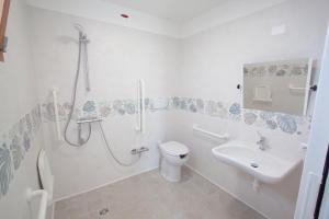 un bagno con doccia, WC e lavandino di AgriCamping Ca' Bodi a Cavallino-Treporti Altre 33 foto