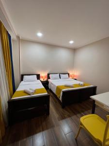 Rúm í herbergi á Borjomi Yellow Hotel