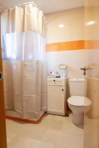 un baño con inodoro y ducha en Casa Tejada, en San Rafael 7 fotos más