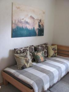 a bed in a room with a painting on the wall at #2 Komfortables großzügiges Gästezimmer mit Gemeinschaftsbad W-Lan Airport nah Late Night Check in Haus Nr 9,5 in Trunkelsberg