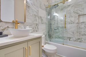 Ένα μπάνιο στο Waynesville House Fire Pit and Mountain Views! +29 φωτογραφίες