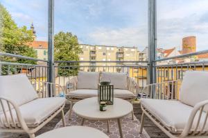 a balcony with chairs and a table on a building at Hakuna Big Boho-Lounge - Stadtzentrum - kostenlose Parkplätze in Graz