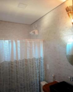 baño con cortina de ducha y ventana en Suite Front Jeri, en Jericoacoara