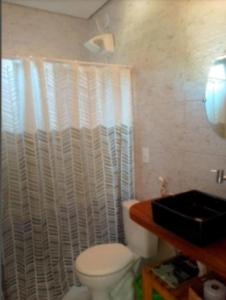 Un baño con un inodoro blanco y un lavabo. en Suite Front Jeri, en Jericoacoara