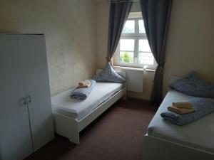 a room with two beds and a window at Ferienwohnung Sonnenblick in Adorf